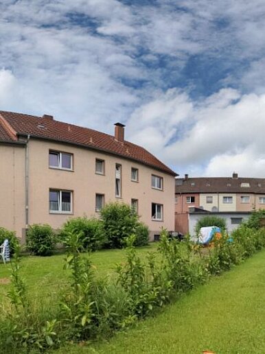 360 Grad Aufnahme eines Gebäudes und Vorgarten