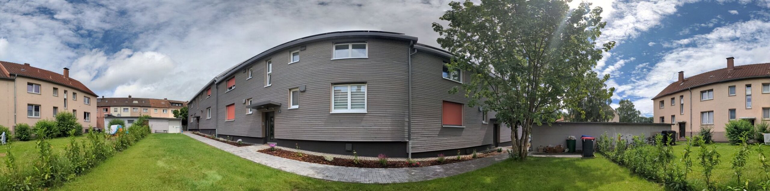 360 Grad Aufnahme eines Gebäudes und Vorgarten