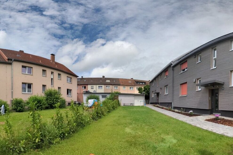 360 Grad Aufnahme eines Gebäudes und Vorgarten