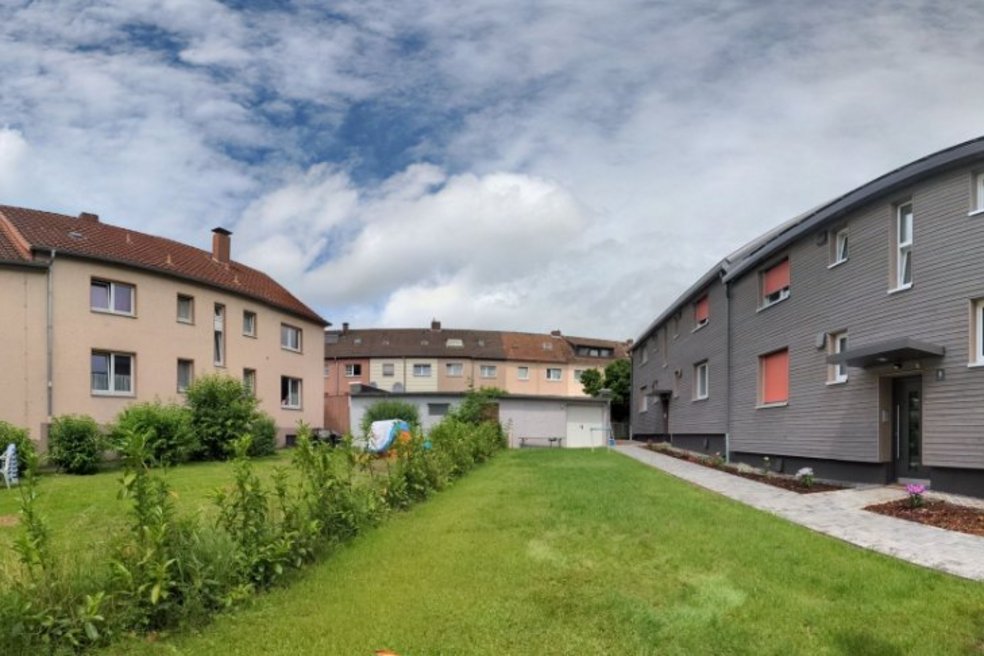 360 Grad Aufnahme eines Gebäudes und Vorgarten