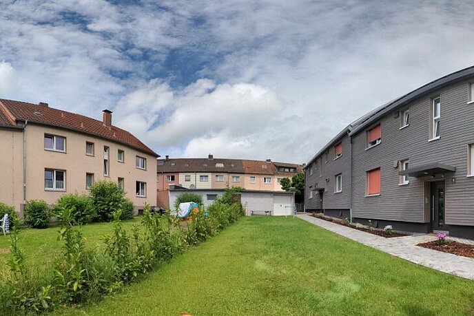 360 Grad Aufnahme eines Gebäudes und Vorgarten