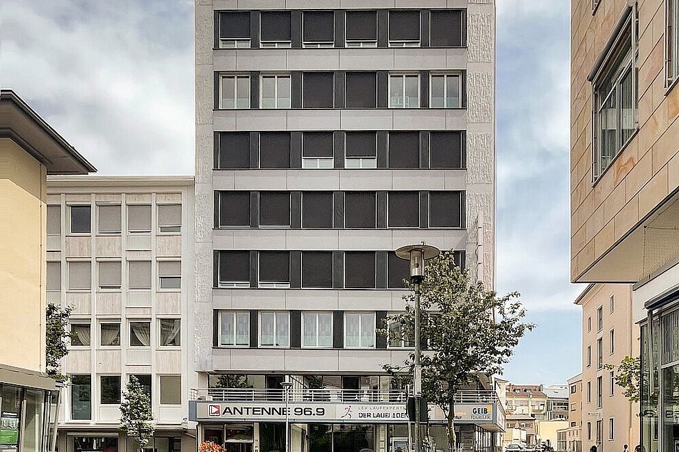8-geschossiges Geschäftshaus in einer Fußgängerzone