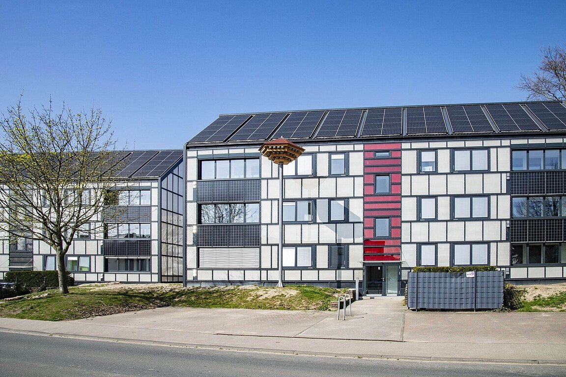 Saniertes Gebäude mit PV-Anlagen