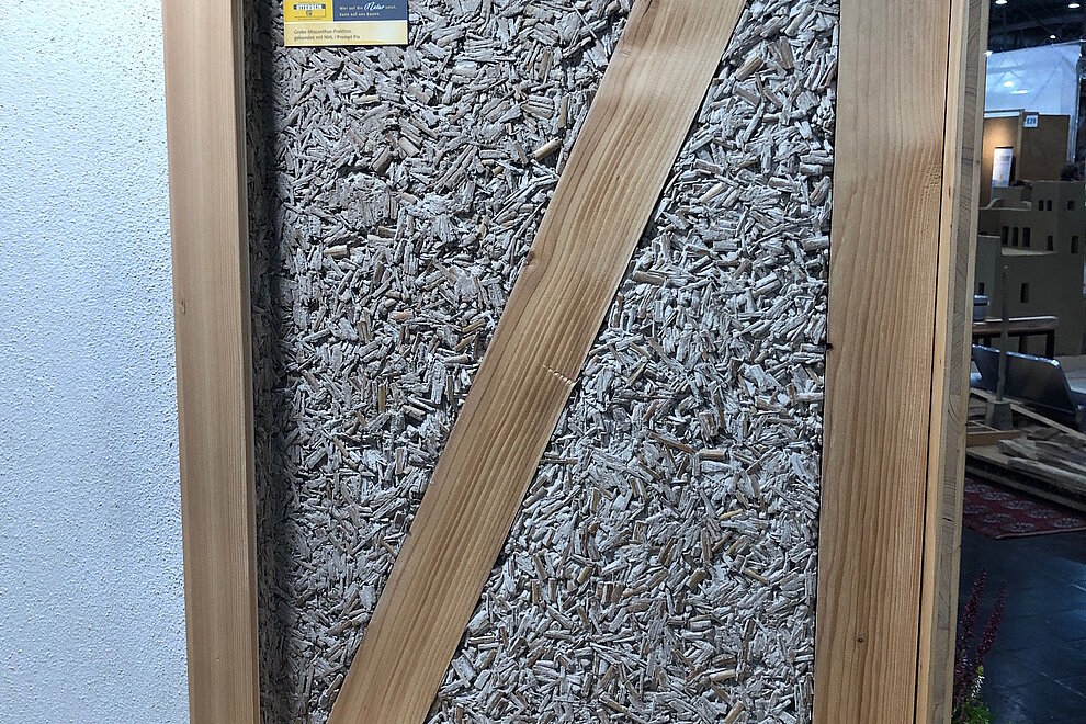 Einblick in ein Fassadenelement mit Miscanthus-Füllstoff