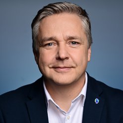 Porträt, Person mit kurzen Haaren, Hemd und Sakko
