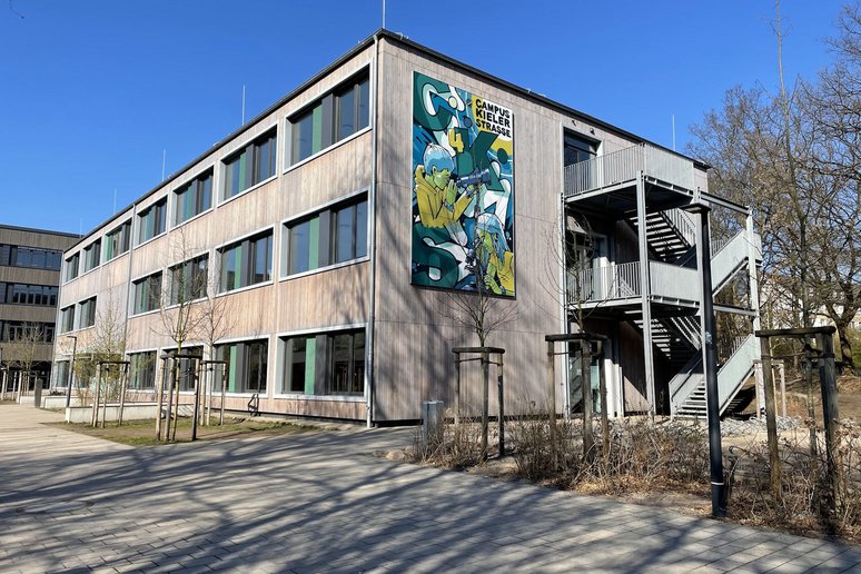 Neues Schulgebäude mit Schriftzug an der seitlichen Fassade: Campus Kieler Strasse