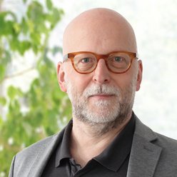 Porträt, Person mit Bart und Brille, Poloshirt und Sakko