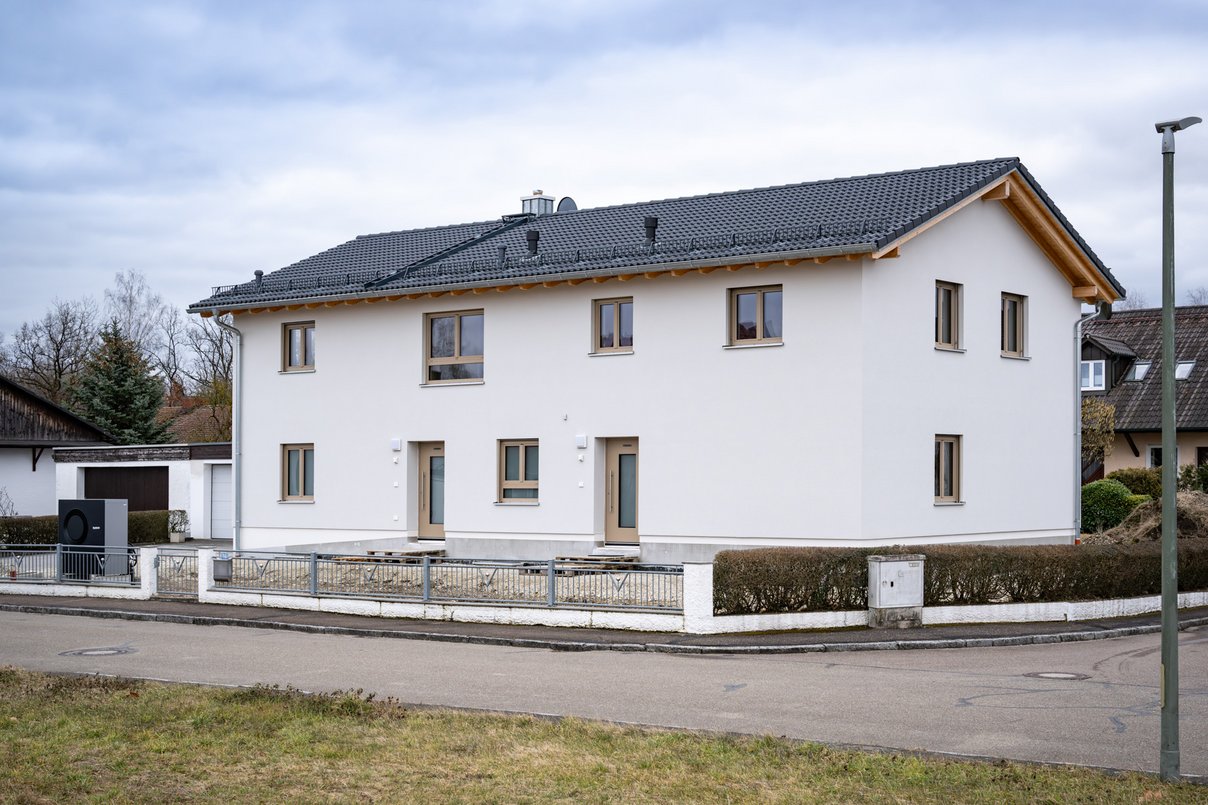 Nach der seriellen Sanierung erfüllt das Haus den KfW 55-Effizienzhaus-Standard. Zweistöckliges saniertes Haus