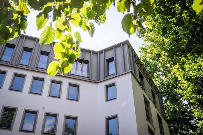 Blick auf die oberen Geschosse eines neu sanierten Mehrfamilienhauses