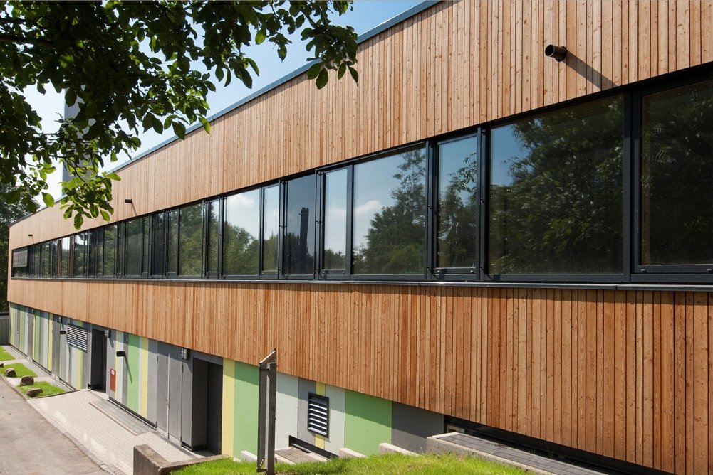 Seitenansicht der Wollenbergschule in Wetter. Fassade einer sanierten Schule