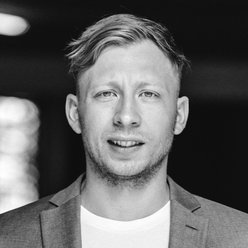 Elia Cardone Porträt, Person mit kurzen Haaren, T-Shirt und Sakko