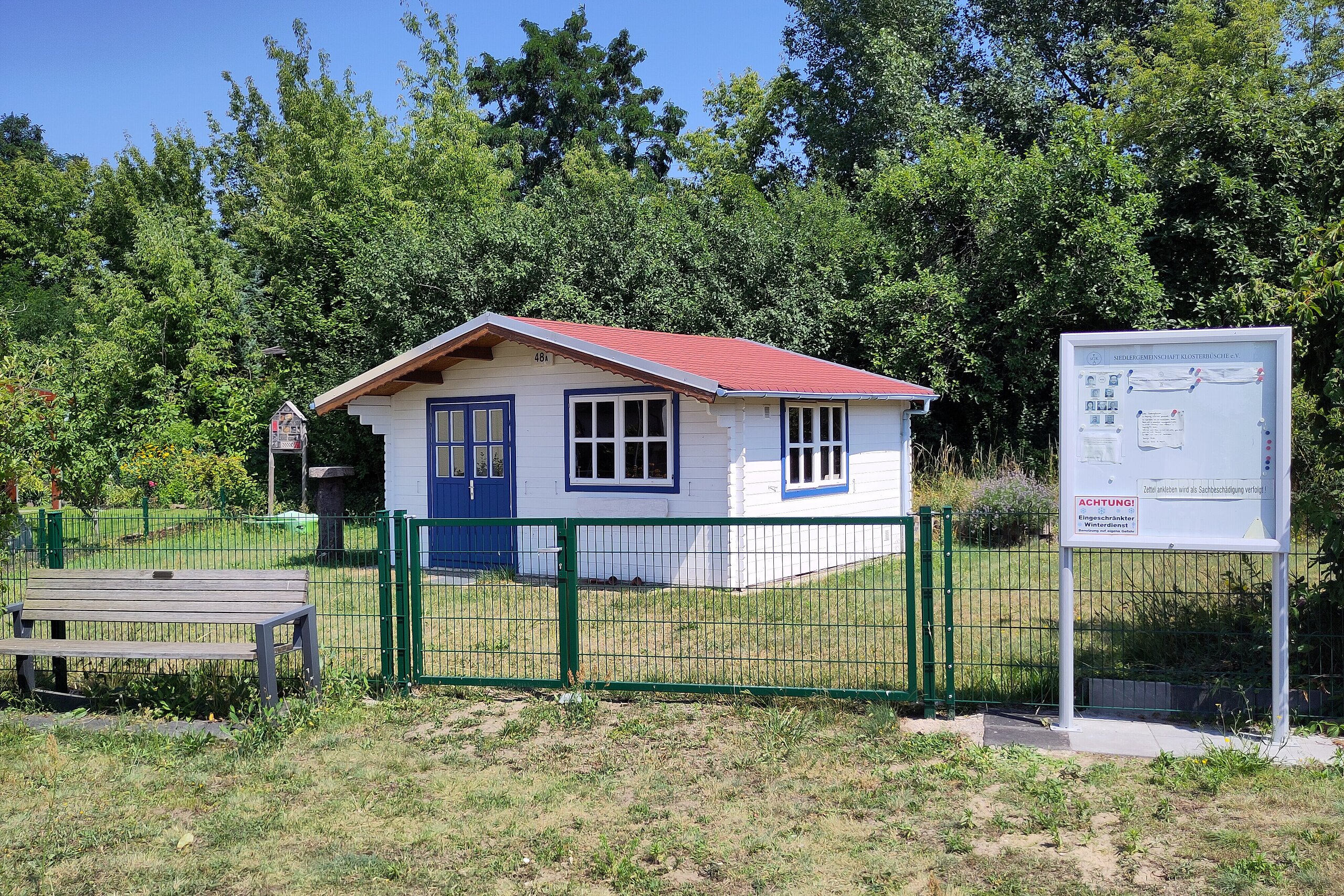 kleine Hütte mit Garten und Zaun