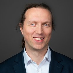 Uwe Bigalke Porträt, Person mit Hemd und Sakko