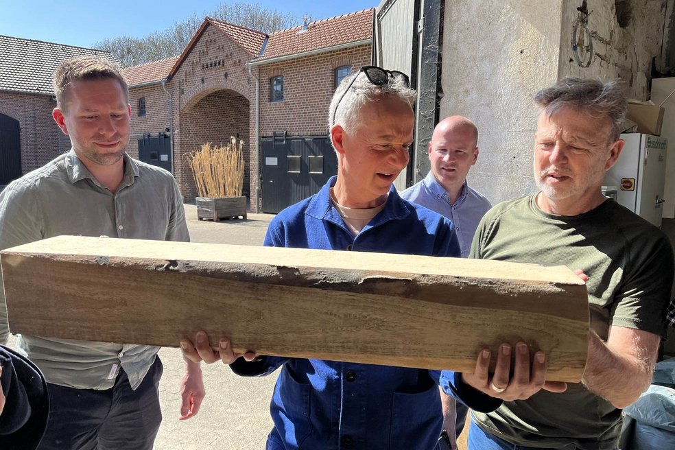 Mann mit Holz auf dem Arm