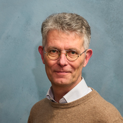 Laurenz Hermann Porträt, Person mit kurzen Haaren und Brille