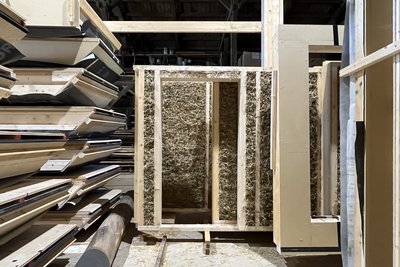 Bild zeigt: Fassadenelemente Holzrahmenbau mit Strohdämmung in Werkshalle
