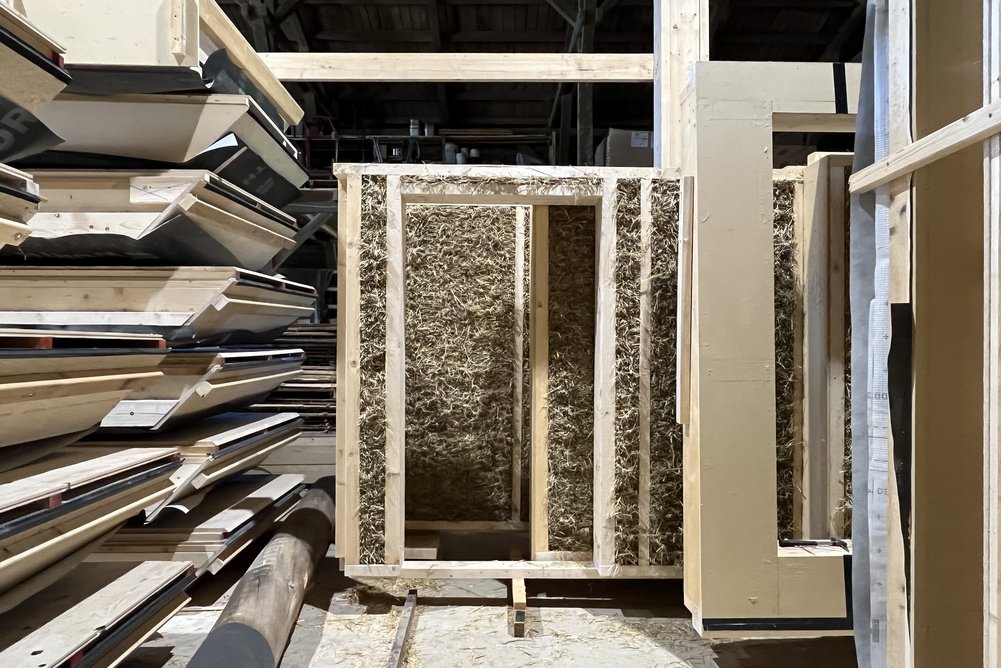 Bild zeigt: Fassadenelemente Holzrahmenbau mit Strohdämmung in Werkshalle