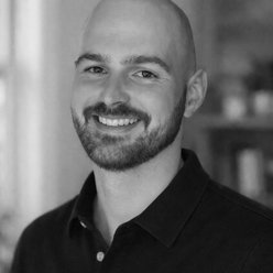 Lorenz Kloss Portrait, Foto in schwarz und weiß, Person mit Bart, dunkles Hemd
