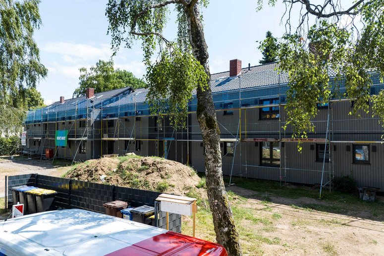 Mehrfamilienhaus zweigeschossig während Sanierung, Seitenansicht