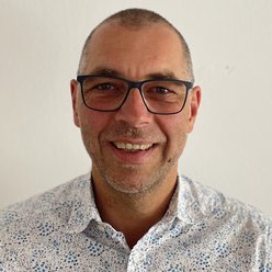 Jochen Schurr Porträt, Person mit Brille, Hemd