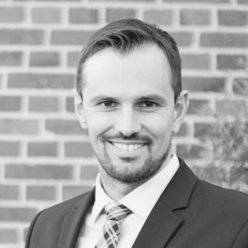 Nico Gorsler Portraitfoto in Schwarz-Weiß, Person im hellen Hemd und Jacket