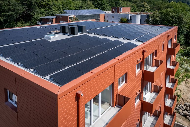 Flaches Gebäudedach mit Photovoltaikanlagen