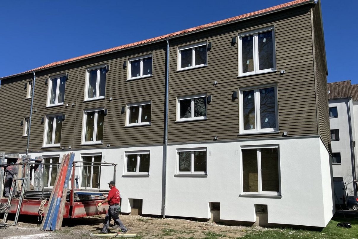 Mehrfamilienhaus dreigeschossig während Sanierung