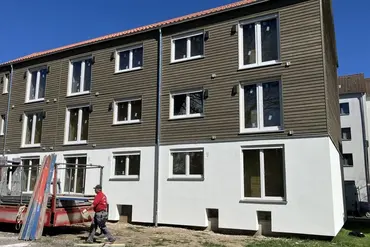 Mehrfamilienhaus dreigeschossig während Sanierung