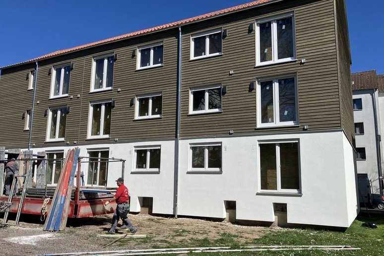 Mehrfamilienhaus dreigeschossig während Sanierung