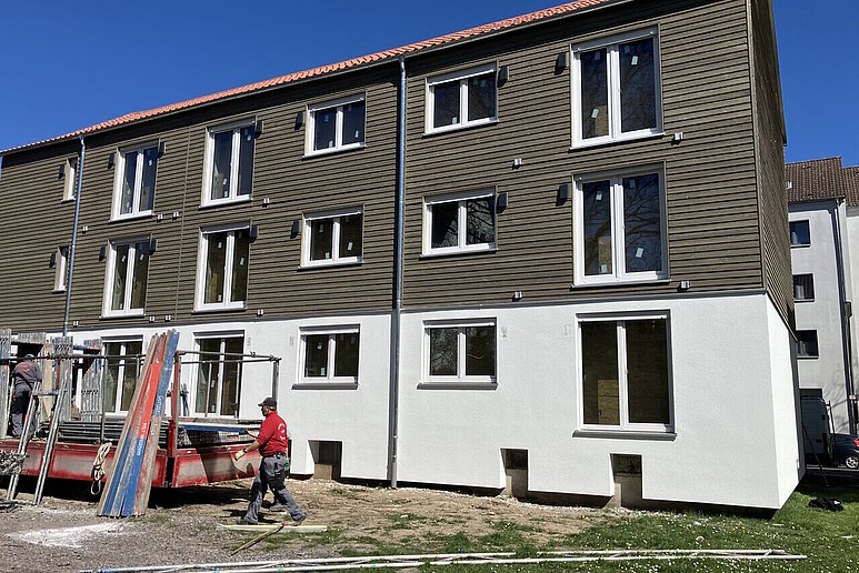 Mehrfamilienhaus dreigeschossig während Sanierung