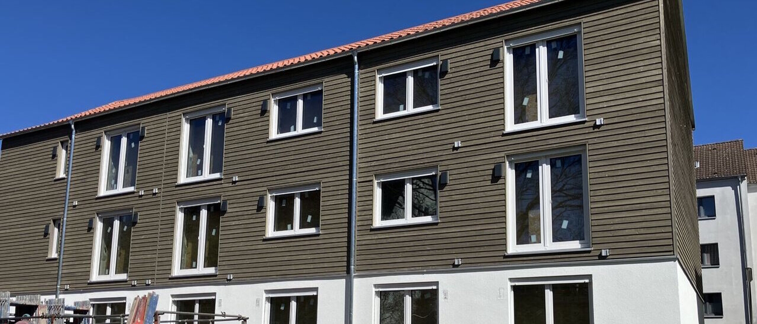 Mehrfamilienhaus dreigeschossig während Sanierung