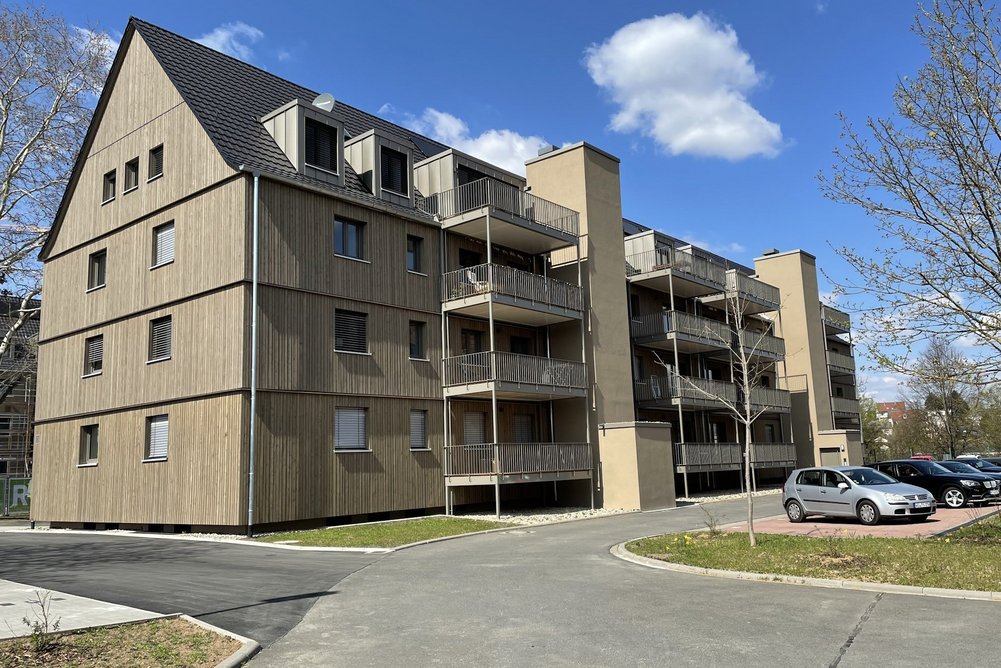 Westquartier fertiger Bauabschnitt Mehrfamilienhaus dreigeschossig mit Schrägdach, Fassade aus Holz