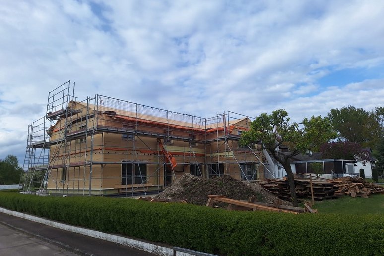 Haus während der Sanierung und Aufstockung mit Baugerüst