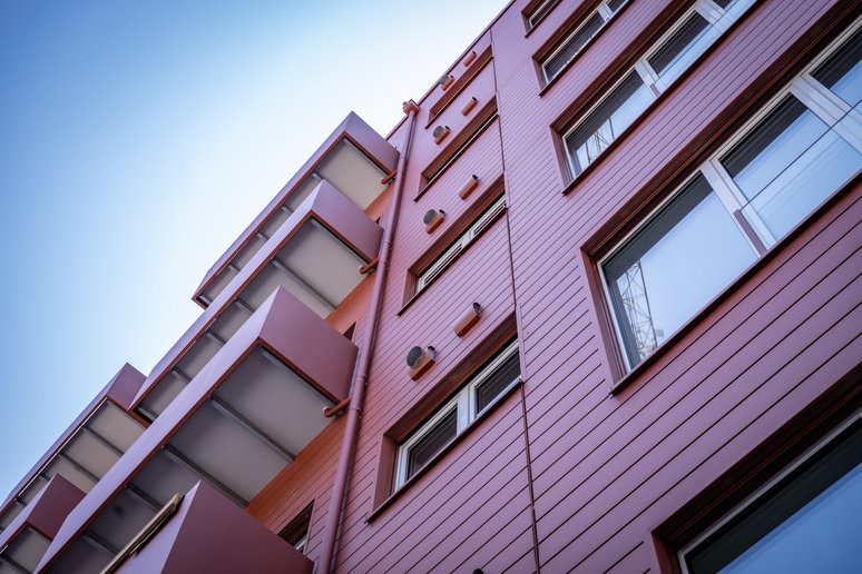 Baudetail: Fassade in Holzrahmenbauweise, Fenster und Balkone (Blick von unten nach oben)