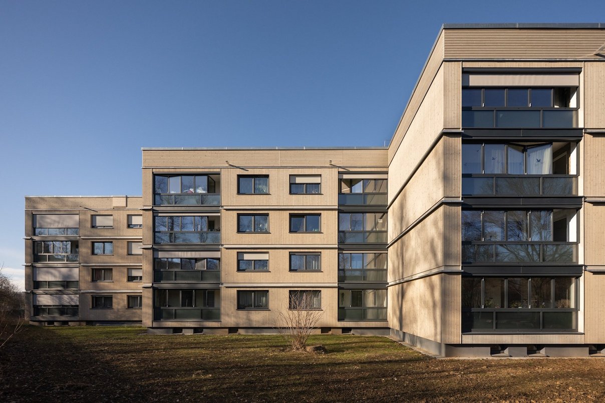 Wohngebäude viergeschossig mit Fenstern und Balkonen, Flachdach