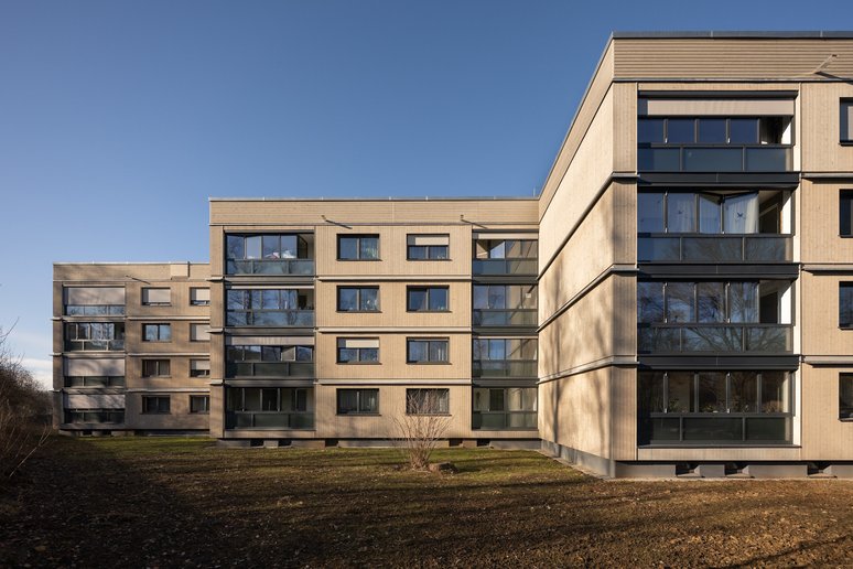 Wohngebäude viergeschossig mit Fenstern und Balkonen, Flachdach