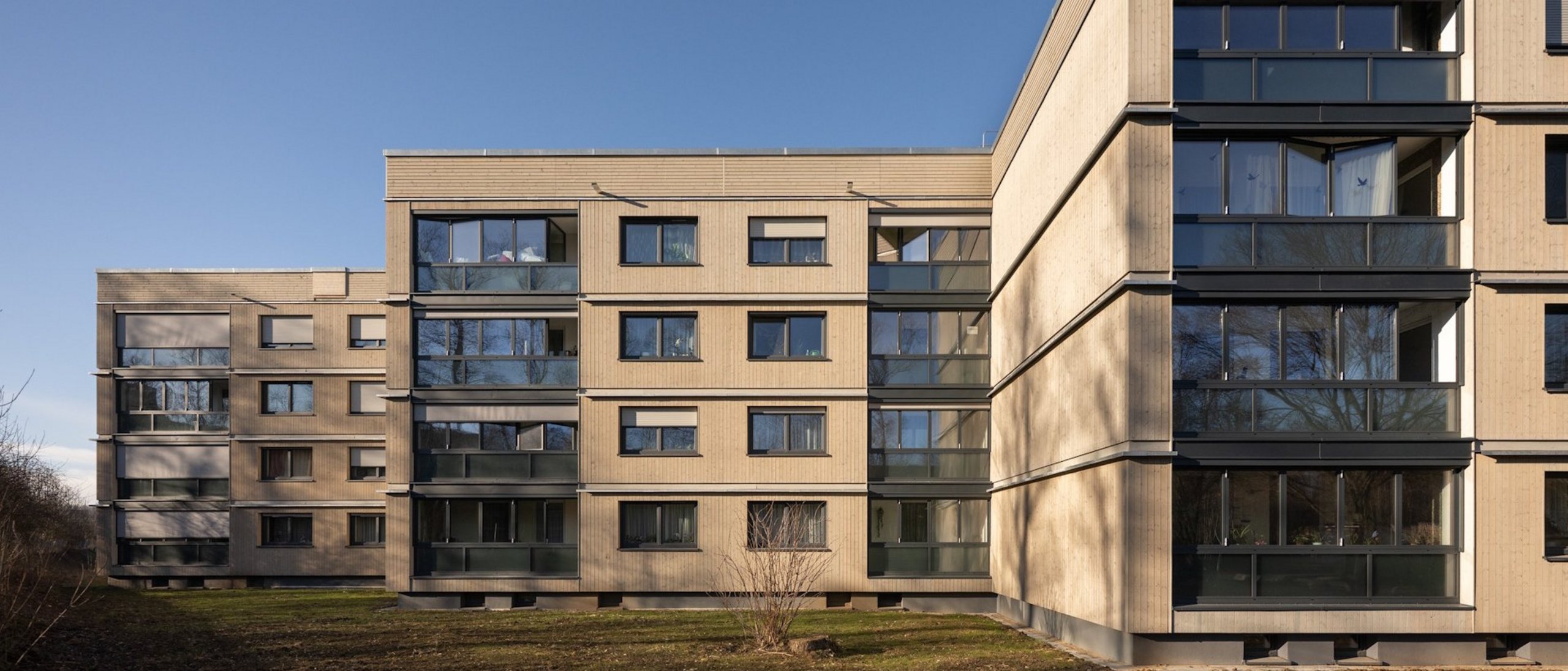 Wohngebäude viergeschossig mit Fenstern und Balkonen, Flachdach