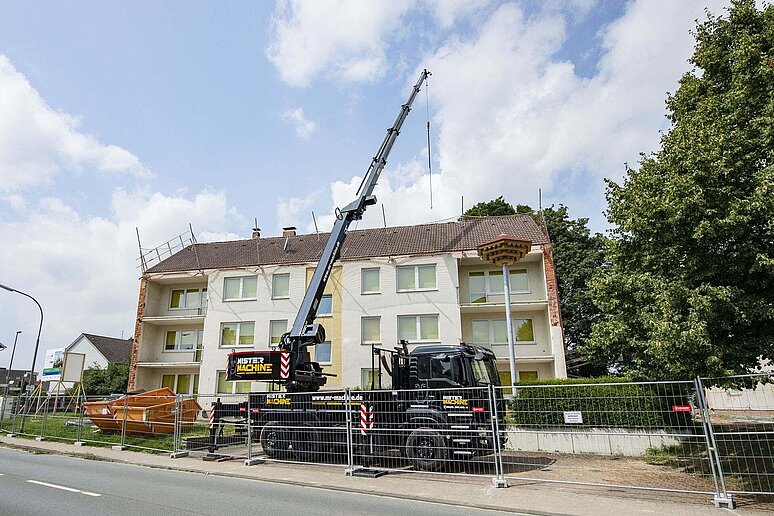 Baustelle eines Mehrfamilienhauses und einem Schwalbenhaus davor