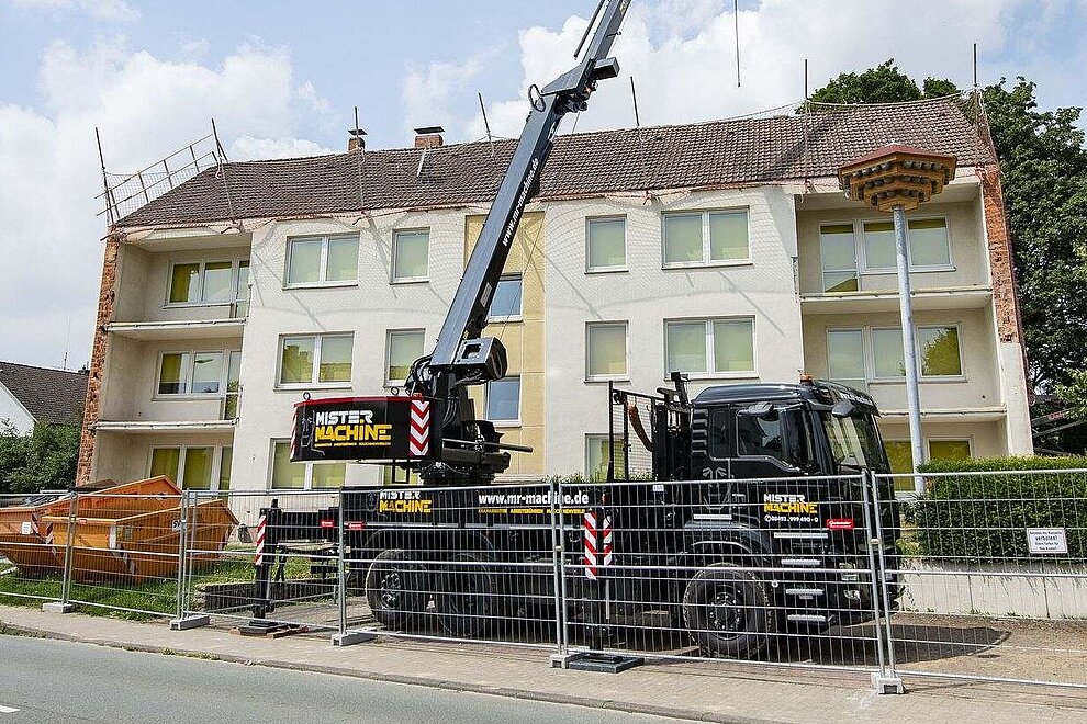 Baustelle eines Mehrfamilienhauses und einem Schwalbenhaus davor