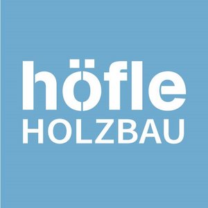 Logo des Unternehmens höfle Holzbau, hellblaues Quadrat mit weißer Schrift