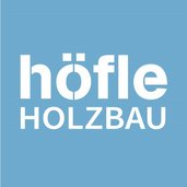 Logo des Unternehmens höfle Holzbau, hellblaues Quadrat mit weißer Schrift