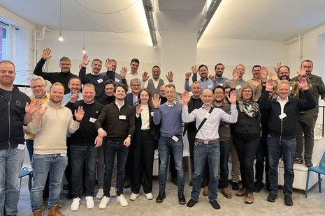 Bild zeigt: Gruppenfoto mit erhobenen Händen