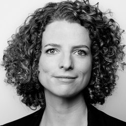 Elise Pischetsrieder Porträt, Person mit mittellangen lockigen Haaren