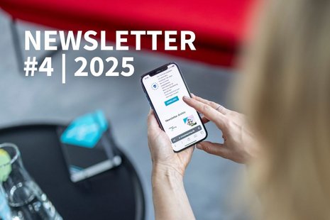 Zwei Hände halten ein Smartphone mit dem Newsletter-Archiv von energiesprong.de auf dem Display; darüber liegt der Schriftzug ‚NEWSLETTER #4 | 2025‘.