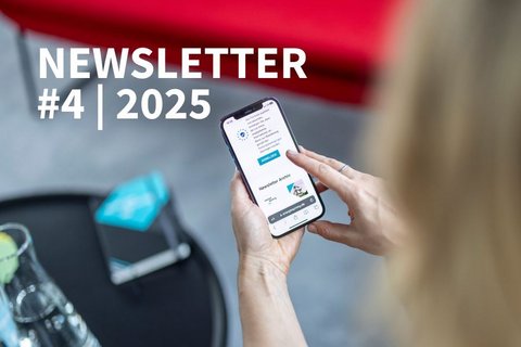 Zwei Hände halten ein Smartphone mit dem Newsletter-Archiv von energiesprong.de auf dem Display; darüber liegt der Schriftzug ‚NEWSLETTER #4 | 2025‘.