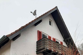 Bild zeigt Seitenansicht Einfamilienhaus mit Balkon