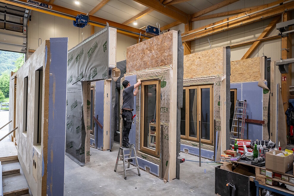 Vorfertigung Hausfassaden im Werk