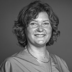 Portrait, Foto in schwarz und weiß, Frau mit kinnlangen Haaren