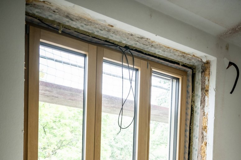 Innenwand mit neu eingesetztem großen Fenster