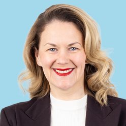 Porträt, Person mit schulterlangen Haaren, Shirt und Blazer